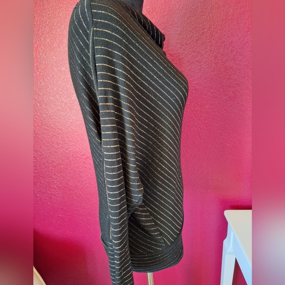 Jennifer Lopez Cowl Neck Sweater Black and Metallic top women's Medium - Picture 4 of 7